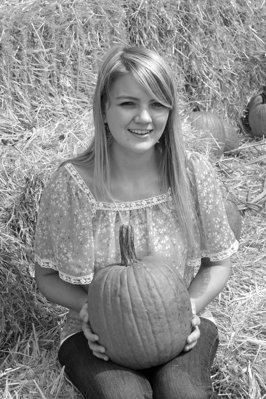 colorize pumpkin she is holding...