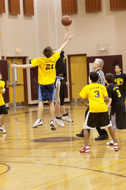 Help with team sports photos in a gym I am a new photographer trying to self teach with the