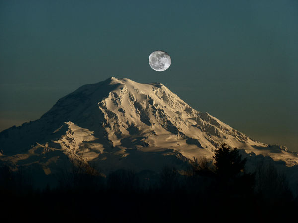 Mt. Rainier with full moon...