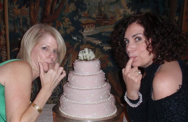 Don't touch the wedding cake before the bride and ...