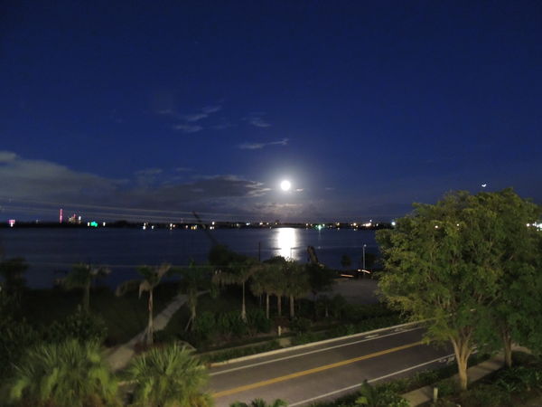 Think the same overblown moon in Ft Myers (LOL)...