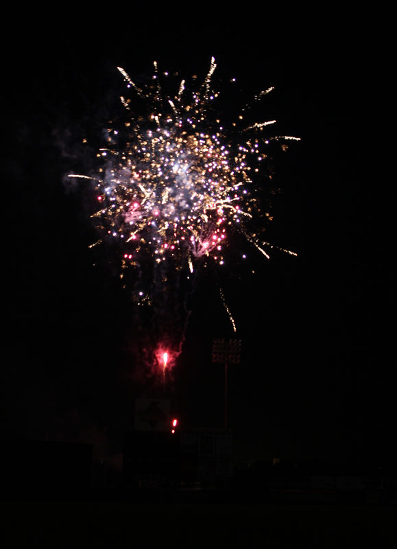 fireworks 1, iso 800, f/3.5, 1/20sec...