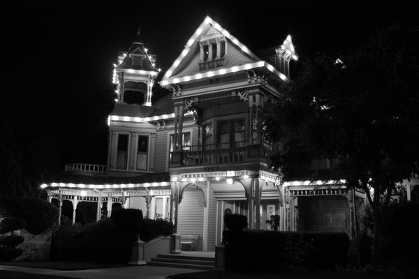 Black and White version of Edwards Mansion...