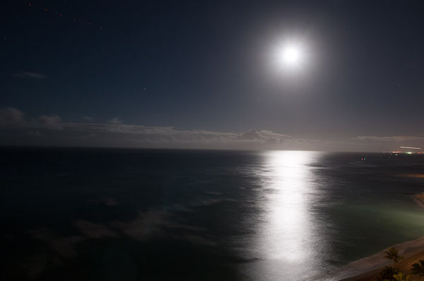 Blue moon over Waikiki Beach (17mm, f 8.0, 15 seco...