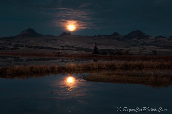 Moonset over Sutter Buttes...
