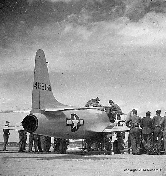 First U.S. jet, P-80 "Shooting Star", attracts fan...