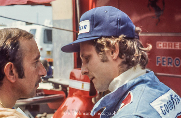 Ferrari's chief mechanic conferring with Niki...