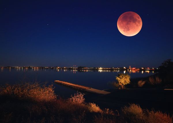 Blood Moon rising over Moses Lake, Washington. Fis...