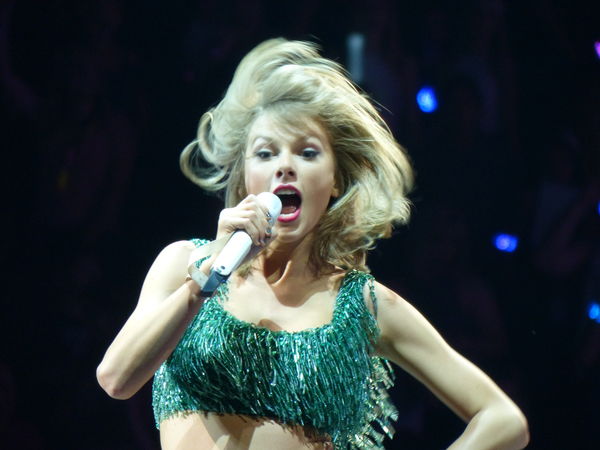 Taylor Swift  Singing "Shake It Off"...