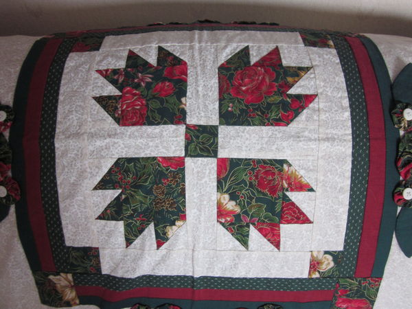 Quilt pattern "Bear Paw" in Green & red...
