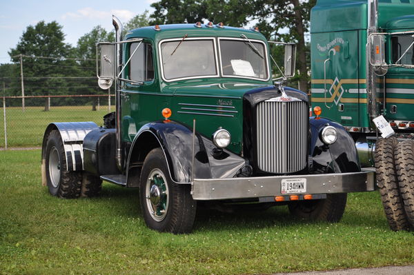 Another old Mack. I just love the old Macks!...