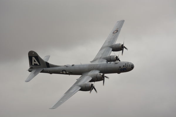 Uncropped photo of FiFi, the only B-29 still flyin...