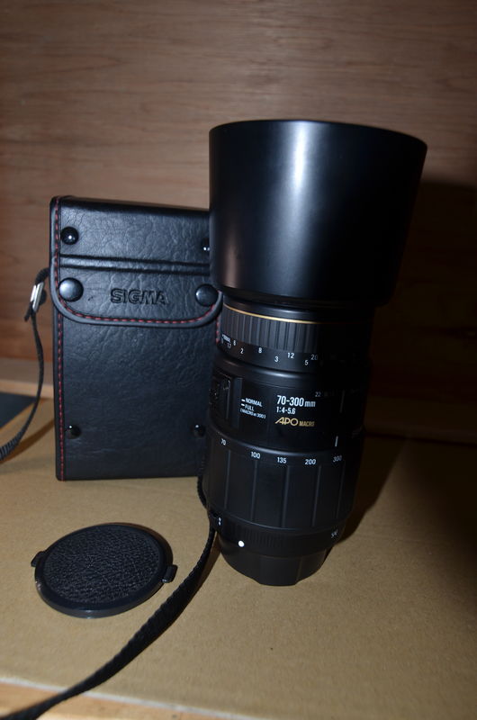 Sigma 70-300mm, Macro zoom Canon Mount, with leath...
