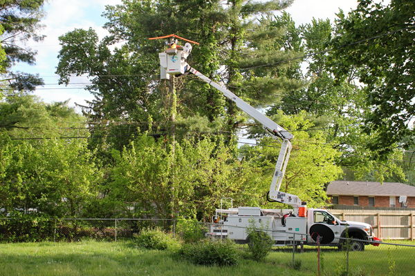 Duke Bucket Truck getting ready to remove failed T...