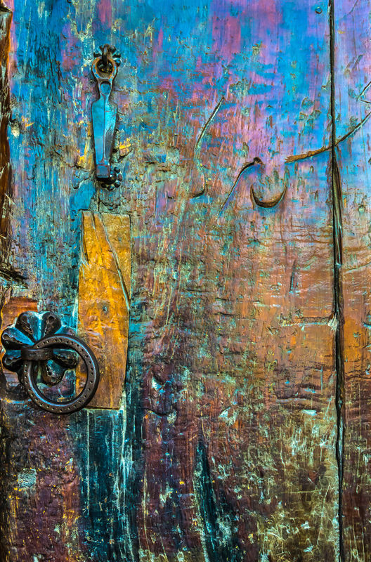 Po-i-Kalan complex: Colorful detail of a metal doo...
