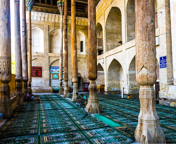 Bolo Hauz Mosque - Wooden pillars, floor covered w...