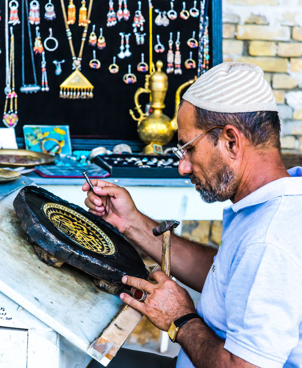 Bolo Hauz Mosque - Craftsman adorning a metal plat...