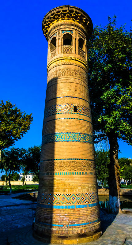 Bolo Hauz Mosque - Small minaret...