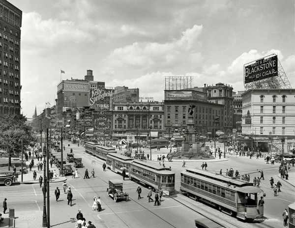 01-Woodward Avenue, Detroit- Michigan, in 1917...