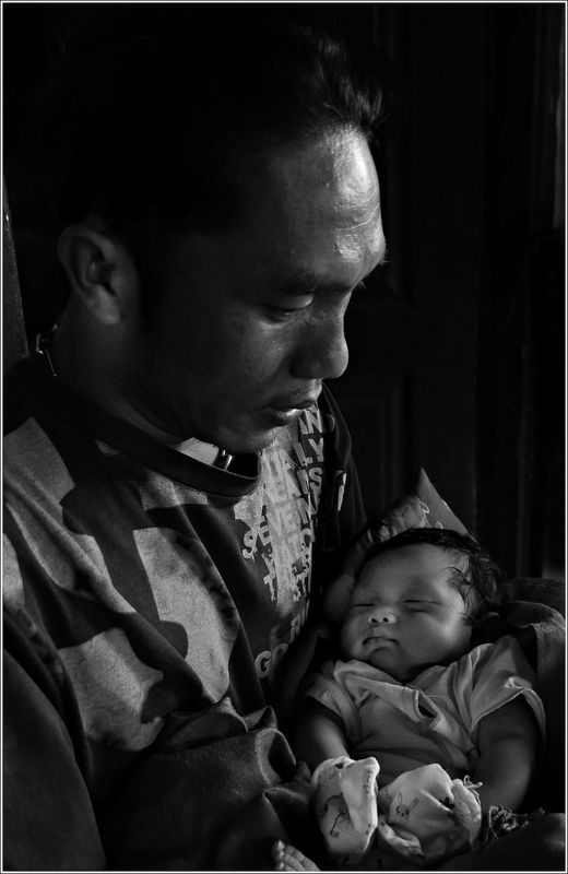 7 / Father with newborn......