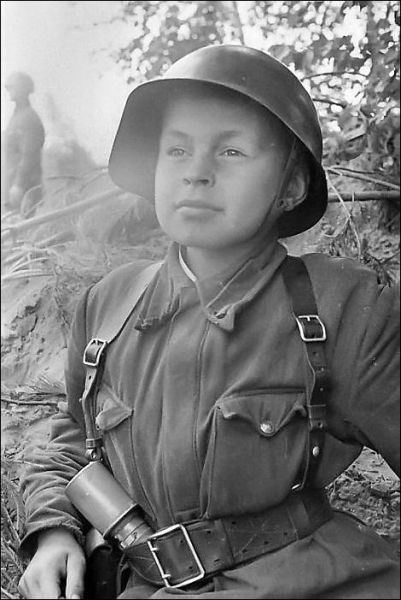 Child soldier - in desperation the Nazi's used man...