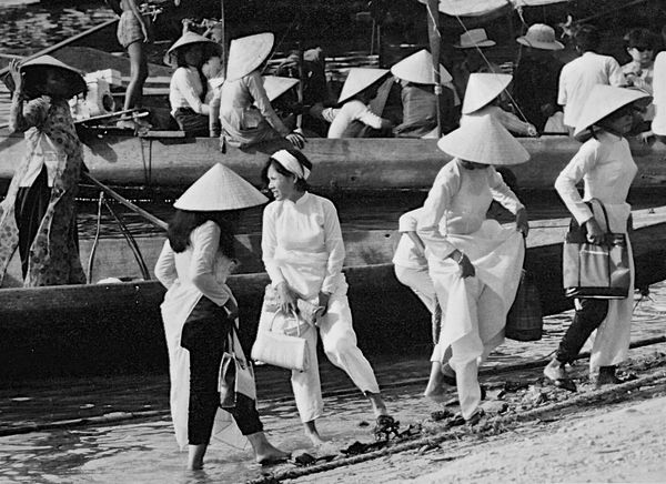 Girls disembarking - Perfume River, HUE Vietnam 19...