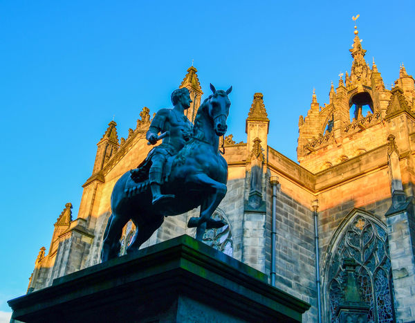 Charles II behind St Giles cathedral...
