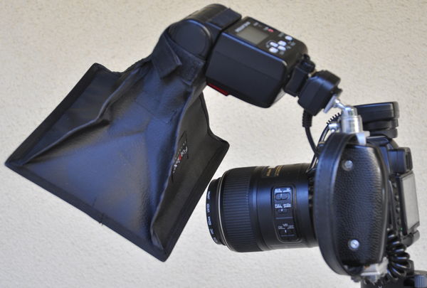 L-grip with ball-head connector to speedlight...