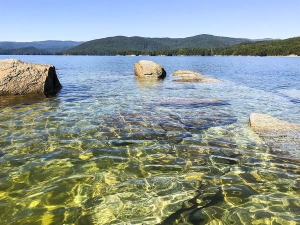 The shallows in the quiet coves on Lake Jocassee, ...