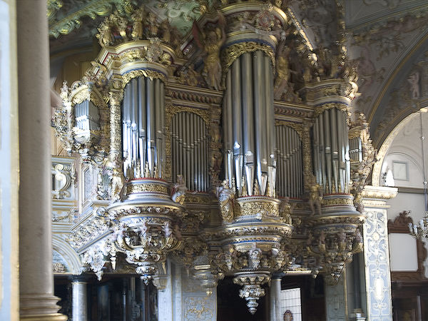 Oldest pipe organ continually in use...