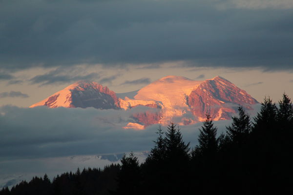 Another sunset turning the snow on the mountain pi...