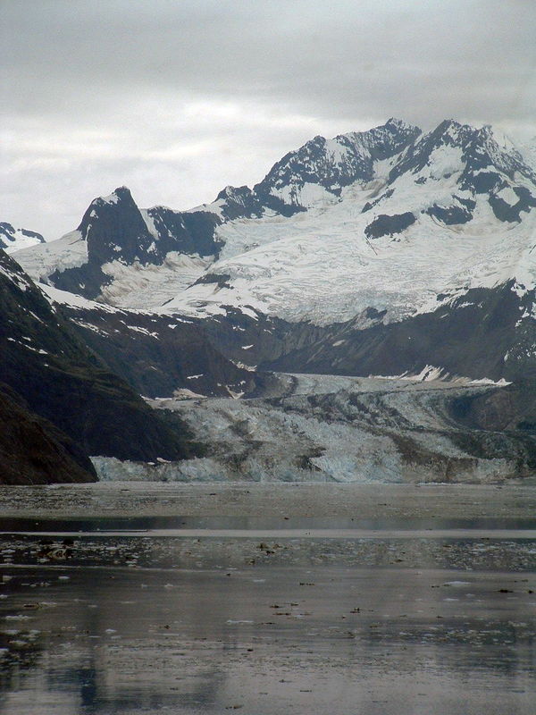 Glacier flowing towads the water....