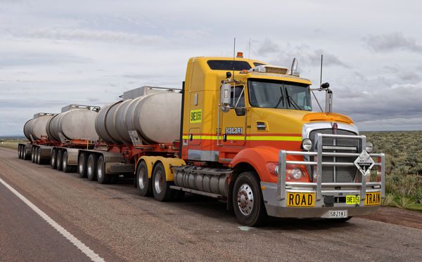 This Kenworth is hauling 75 tonnes (82.7 US tons, ...