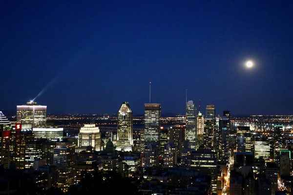 Full moon rise from Mont Royal observation deck...
