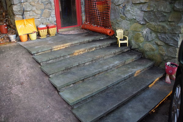 Steps, and ramp to the left - for dog use ......