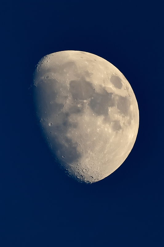 1000mm shot of the Moon (cropped shot)...