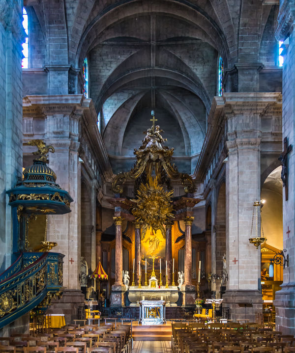 2231 - Holy Saviour Basilica: Nave with main altar...