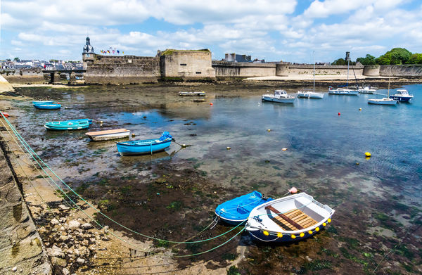 2620 - Concarneau - Beached boats at low tide with...