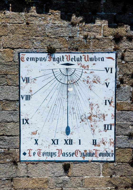 2617 - Concarneau - Sun dial on the clocktower: Te...