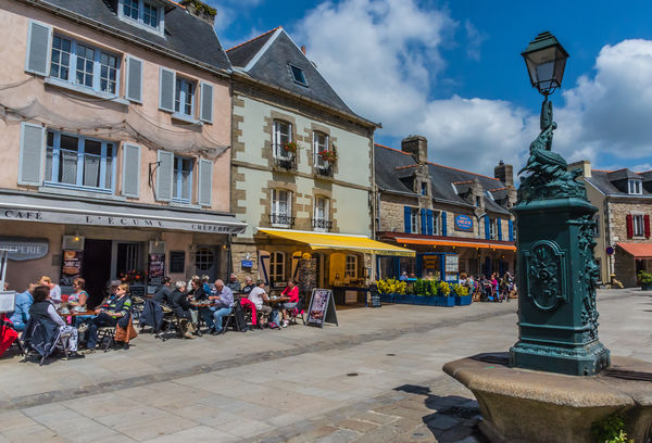 2582 - Concarneau - Restaurants and shops on Rue V...