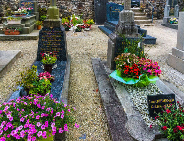 2860 - Landévennec - Well-tended graveyard at the ...