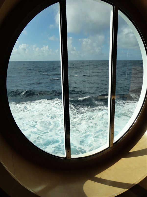 (2) Some times the round windows on a ship make fo...