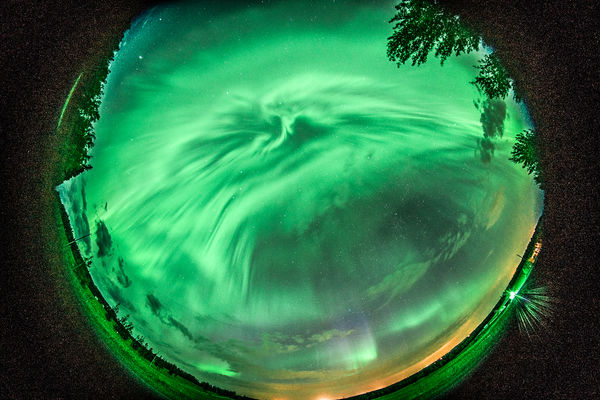 A mind blowing full sky Aurora - Sony A7R II w/ Op...