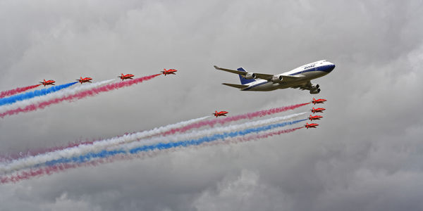 RAF Red Arrows with Boeing 747-400, 'G-BYGC' in re...