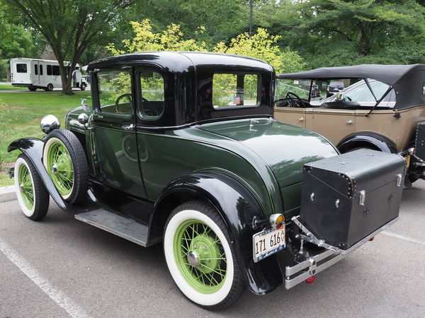 I took a fancy to this '31 coupe and have two phot...