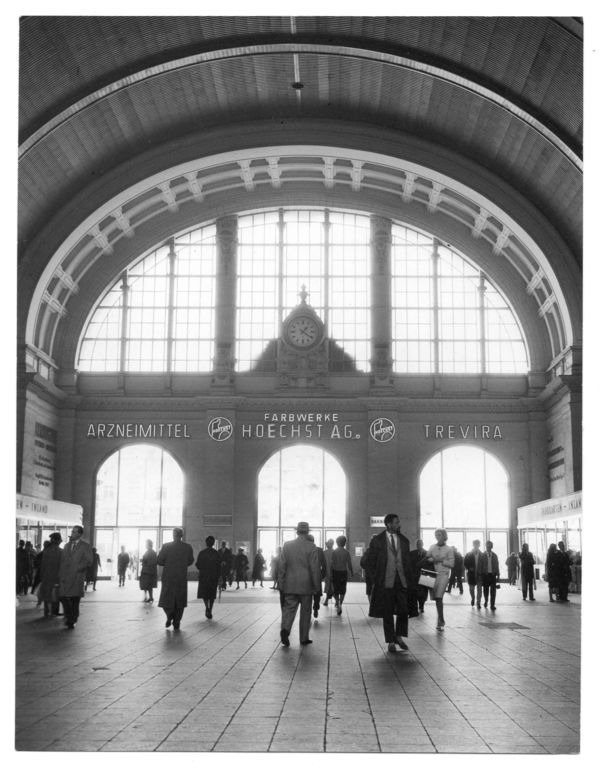 1962 - Frankfurt's rebuit central railroad termina...