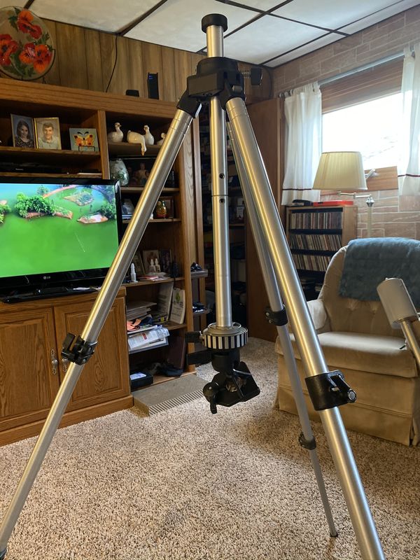 Bogen Tripod Bogen 3020 with Bogen M178 ball head. Like new. Extends