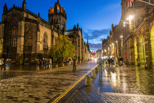 Night falls on the Royal Mile, St Giles Cathedral ...