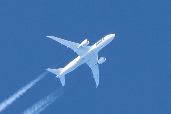 Airplane Boeing 787 from Poland (LOT) at 39000' (1...