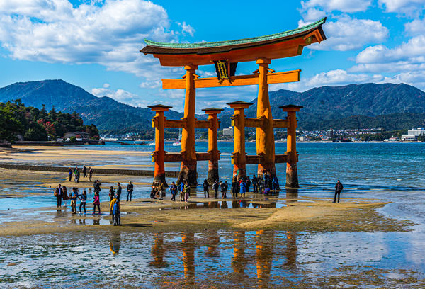 6 - Japan/Itsukushima-Miyajima - The "Floating Tor...